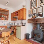 Vibrant Cottage Style Flat at Leith Links Park